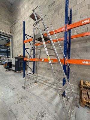 une photo d'un entrepôt avec une échelle et des rayonnages à palettes