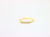 une bague en or sertie de trois petits diamants