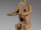 une image représentant une statue en bois d'un homme tenant un couteau