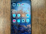 un gros plan d'un téléphone portable posé sur une table en bois