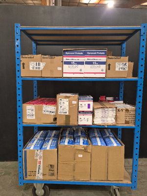 un chariot chargé de cartons dans un entrepôt