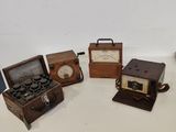 trois radios à l'ancienne posées sur une table blanche