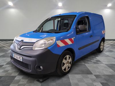 La petite camionnette bleue est garée dans une pièce au sol carrelé.