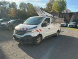 une camionnette blanche garée sur le parking