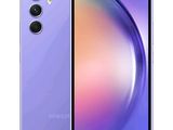 Le nouveau smartphone Samsung S10 est présenté en violet.