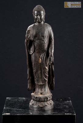 une image représentant une statue de Bouddha posée sur un socle en marbre