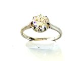 une image d'une bague en diamant sur une surface blanche