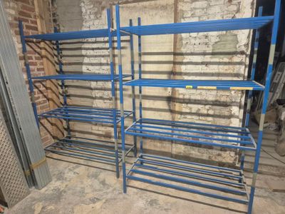 deux étagères bleues dans une pièce