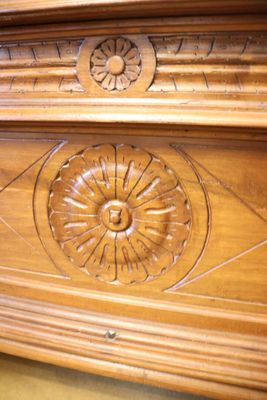 Coffre en bois naturel mouluré et culpté.