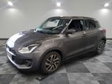 la petite voiture est garée sur un sol en damier dans le garage