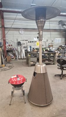 une photo d'un chauffage de terrasse au gaz dans un garage