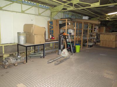 (JUD - TVA récupérable) Contenu du grenier dont tables, roul…