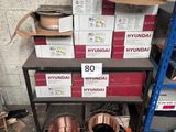 de nombreux types différents de tuyaux en cuivre sur une étagère