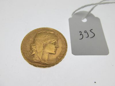 gros plan d'une pièce d'or portant une étiquette de prix