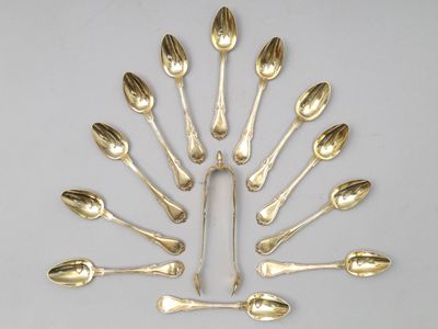 de nombreuses cuillères disposées en cercle sur la table