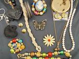 beaucoup de bijoux éparpillés sur une table