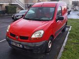 une camionnette rouge garée sur le bord de la route