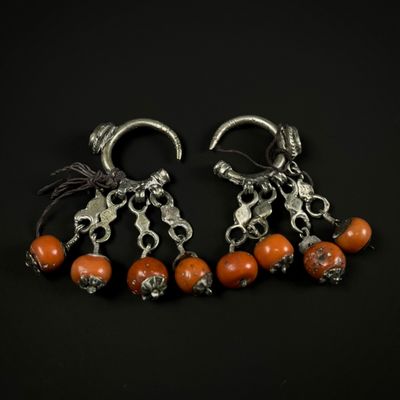 paire de boucles d'oreilles en perles d'argent et de corail