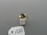 une bague en or sertie d'un diamant noir