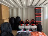 de nombreux sacs et sacs à dos posés sur une table dans un conteneur