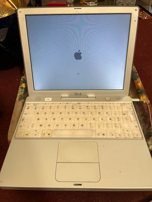 un ordinateur portable posé sur une table