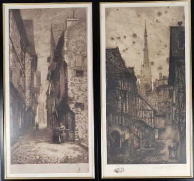 deux photos encadrées représentant de vieux bâtiments, en noir et blanc