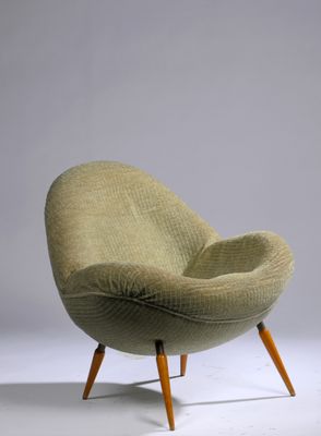 l'image d'une chaise posée sur une surface blanche
