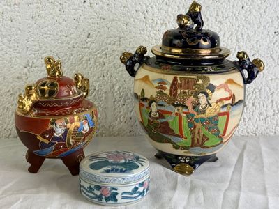 deux vases posés sur une table