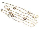 gros plan d'un collier de perles sur fond blanc
