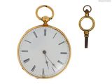 une montre de poche en or et une clé sur fond blanc