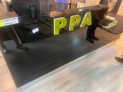un homme qui se tient debout devant un téléviseur