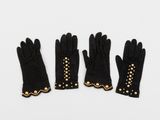 trois paires de gants noirs ornés de clous dorés