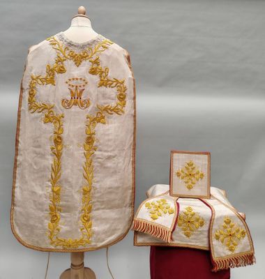 deux vêtements exposés sur un présentoir