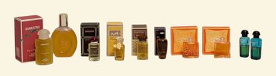 Plusieurs types de parfums sont alignés les uns à côté des autres