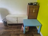 une petite table bleue dans un coin de la pièce