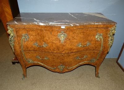 une petite commode avec un plateau en marbre