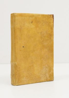 un vieux livre jaune posé sur une table blanche