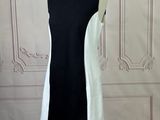 robe sans manches noire et blanche posée sur un mannequin