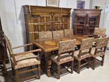 plusieurs chaises et une table dans une pièce