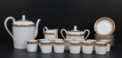 beaucoup de tasses et une théière sur la table