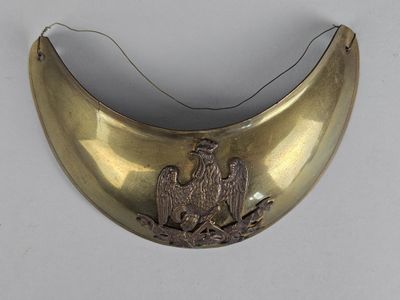 une plaque en laiton sur laquelle est représenté un oiseau