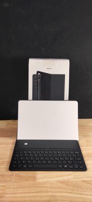 une tablette posée sur une table en bois