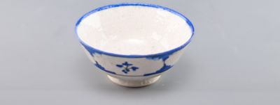 Plat en faïence émaillée bleue et blanche (H.