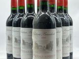 six bouteilles de vin rouge sont alignées