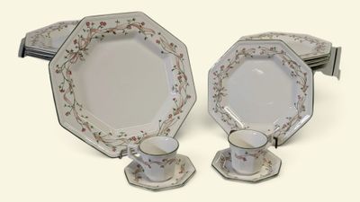 deux assiettes et deux tasses sur la table
