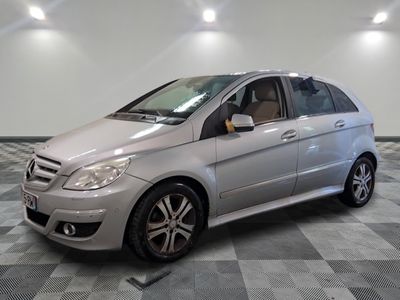 La Mercedes Classe B est garée sur un sol en carrelage à damier
