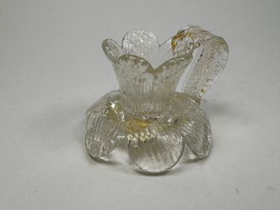 une fleur en verre posée sur une table