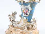 un vase bleu et or orné d'un oiseau