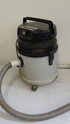 a vacuum that is sitting on a counter with a hose