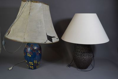 deux lampes placées l'une à côté de l'autre sur une table